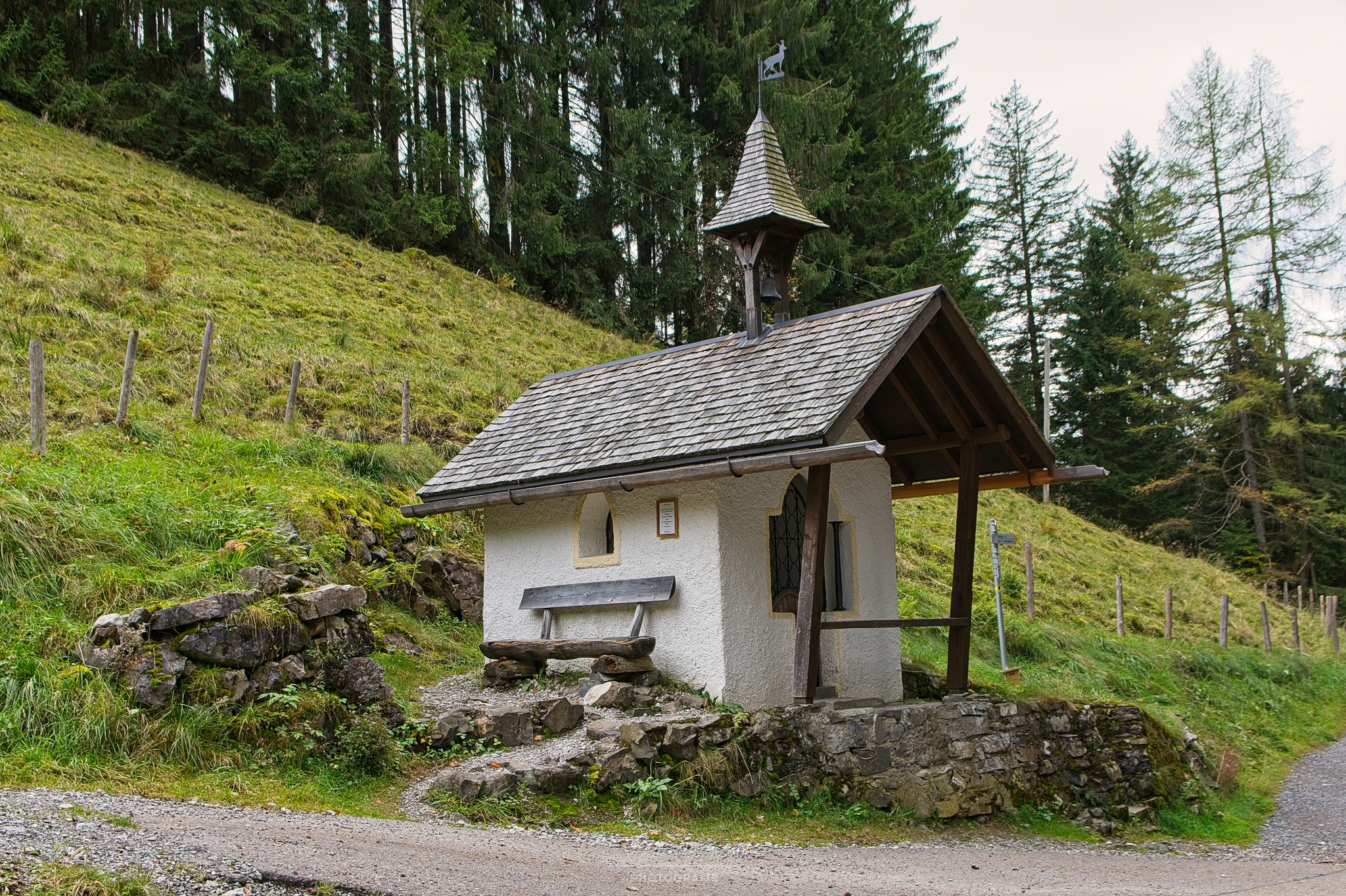 Kleine Kapelle am Wegrand