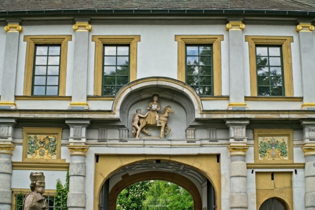 Eingangsportal am Schloss
