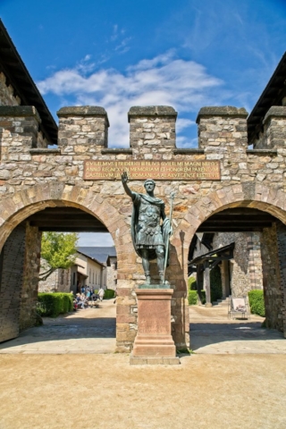 Statue am Eingang des Kastells