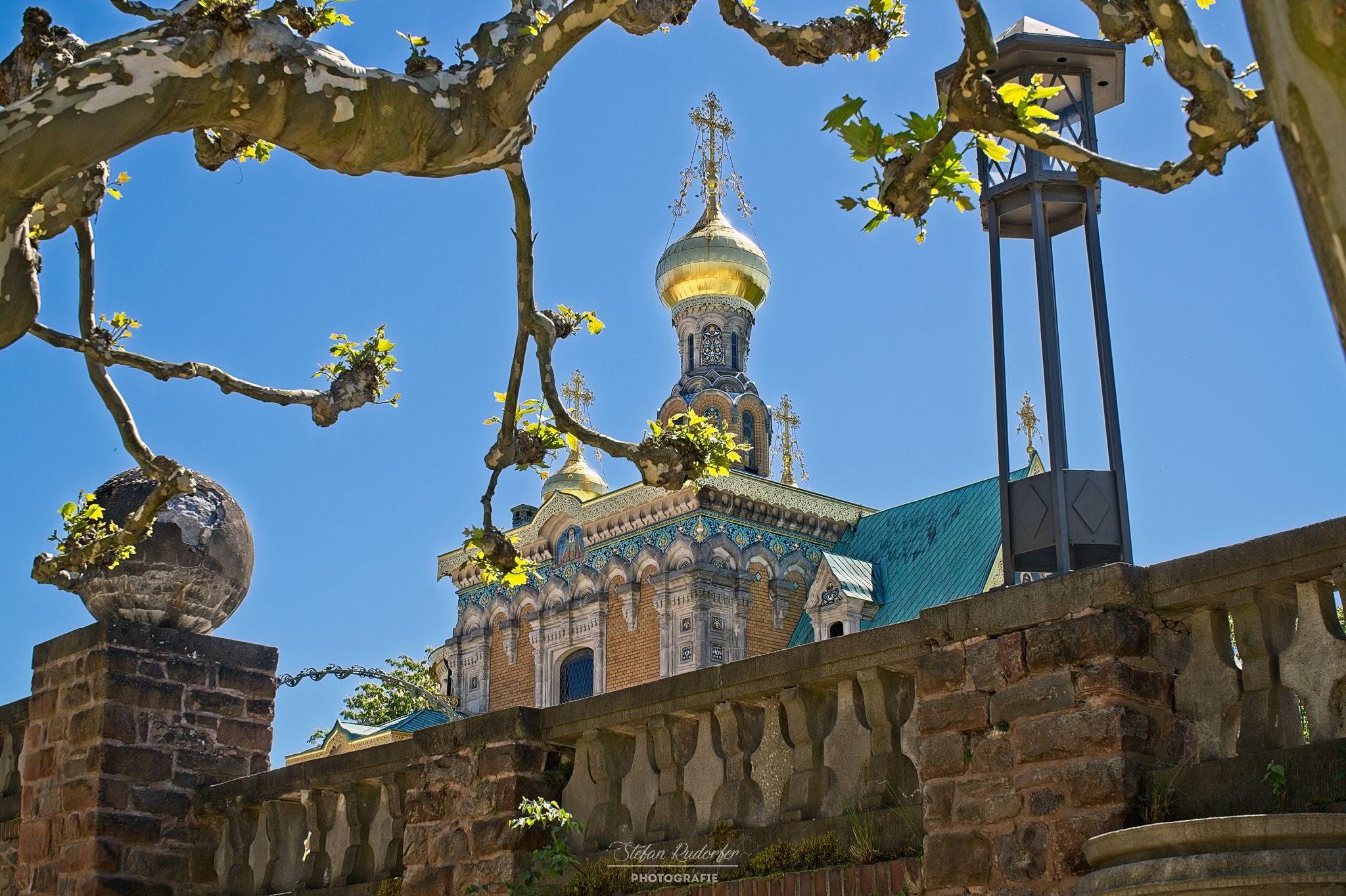 Goldener Turm mit Kreuz