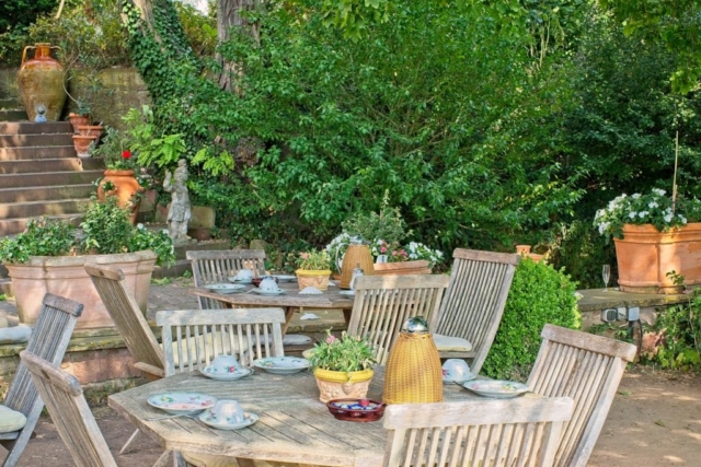 Gedeckter Tisch im Garten