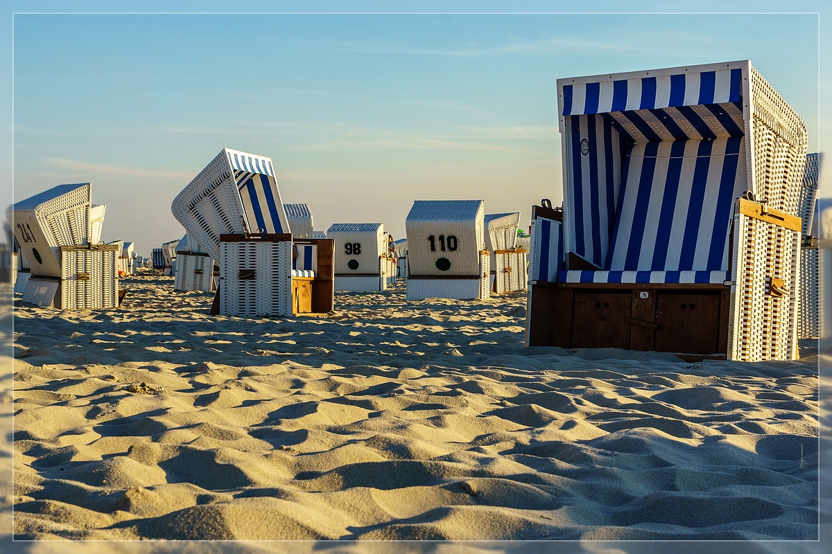 Strandkörbe im Sonnenlicht