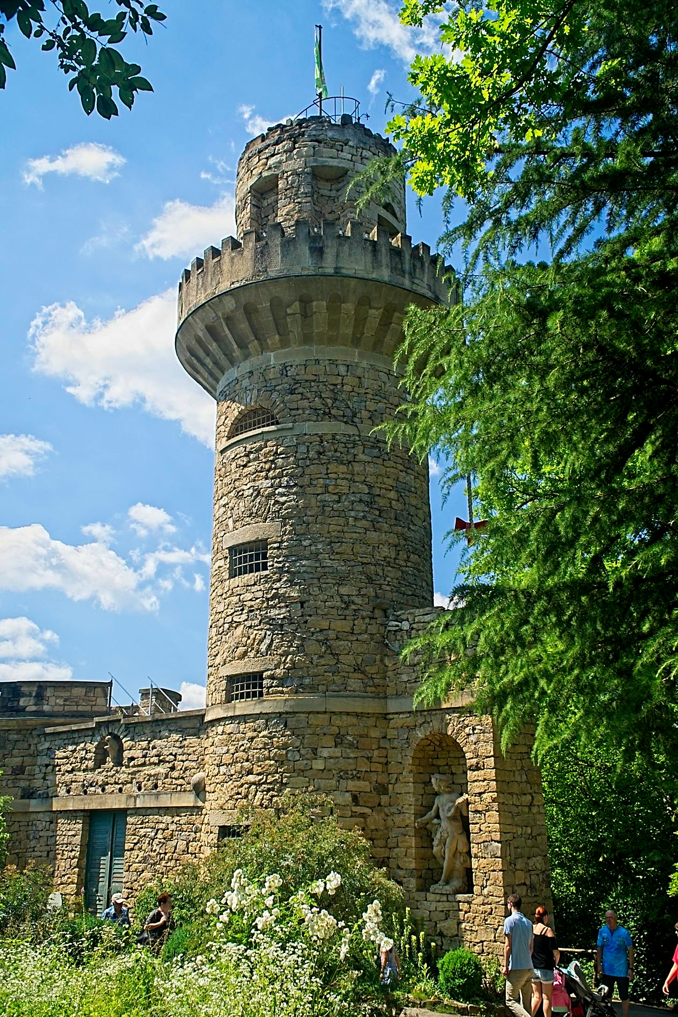 Mauerturm im Park