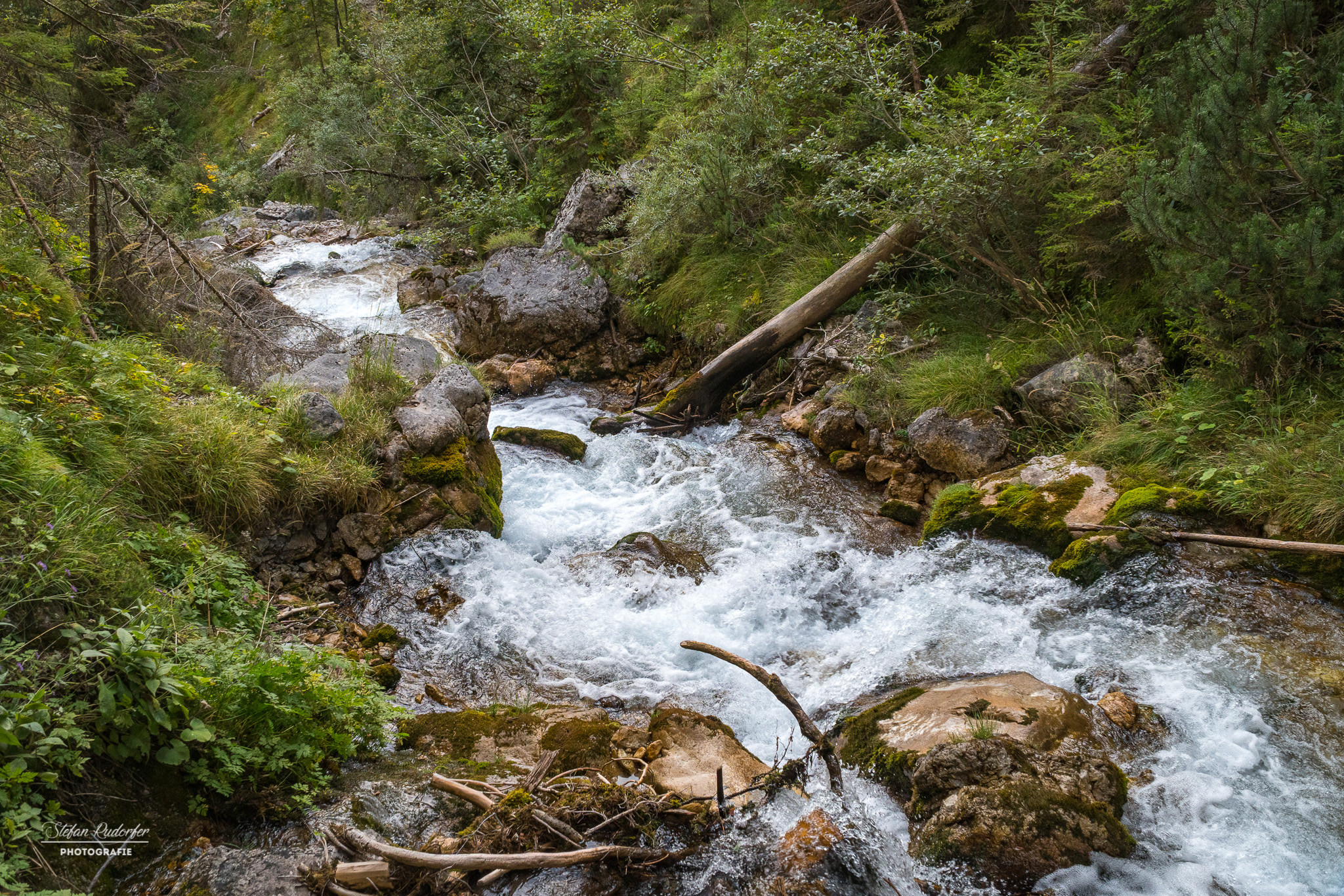 Wasserlauf mit Felsen