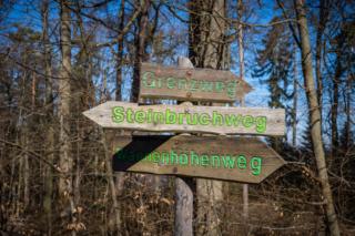 Wegweiser für verschiede Wege