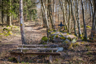 Bank mit einem Felsen und Kreuz