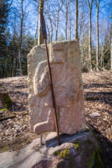 Sandsteinskulptur auf dem historischen Wanderweg