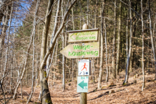 Wegweiser an einer Kreuzung