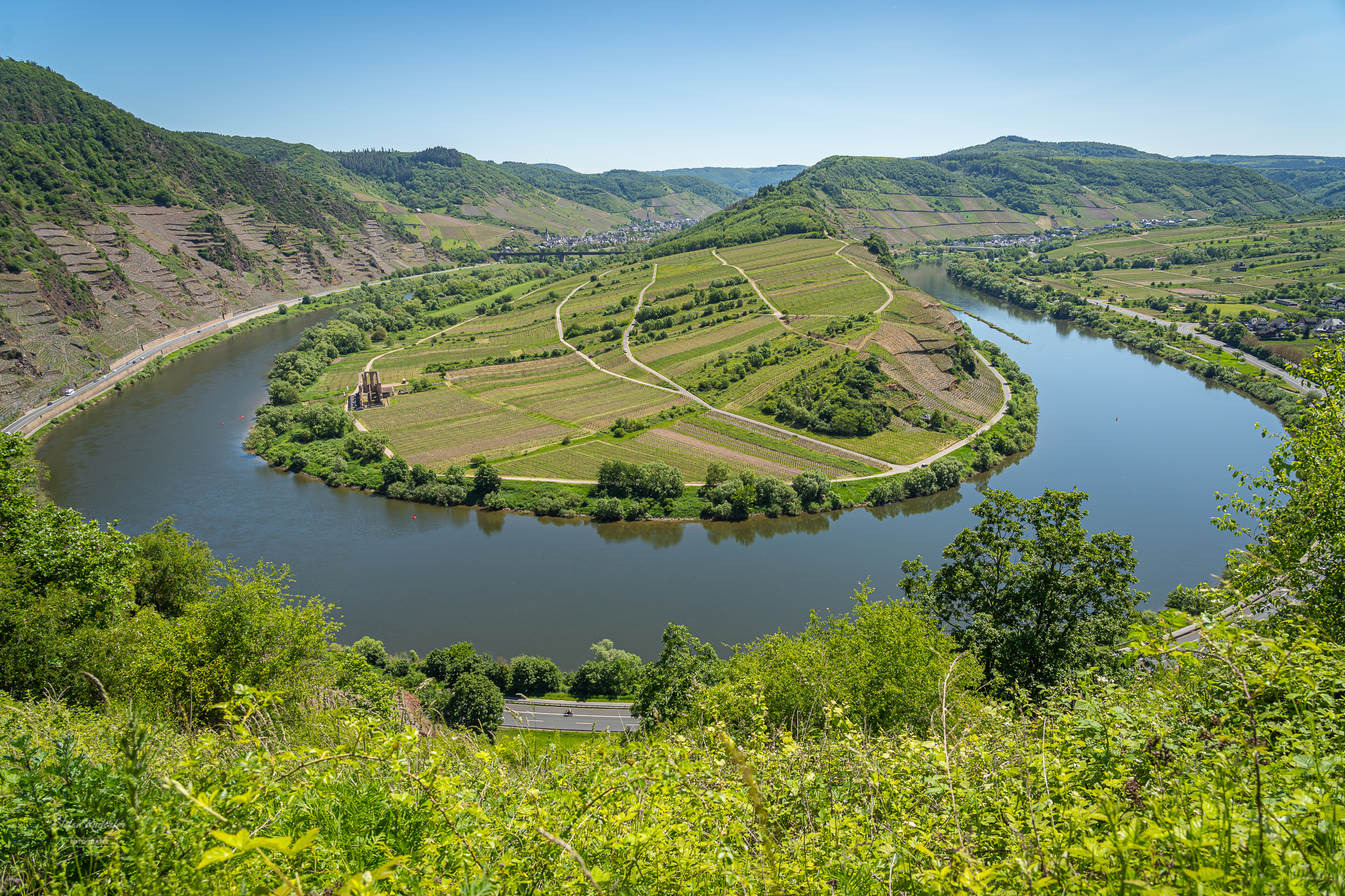 <p>Moselschleife Cochem und die Reichsburg. Ich habe manchmal die Bilder gesehen von der Moselschleife bei Bremm in Rheinland Pfalz. Und ich wollte auch immer schon mal dorthin um Bilder zu machen. Also haben wir uns spontan dazu entschieden einmal dorthin zu fahren. Gesagt getan sind wir Samstags früh um 6.00 […]</p> 